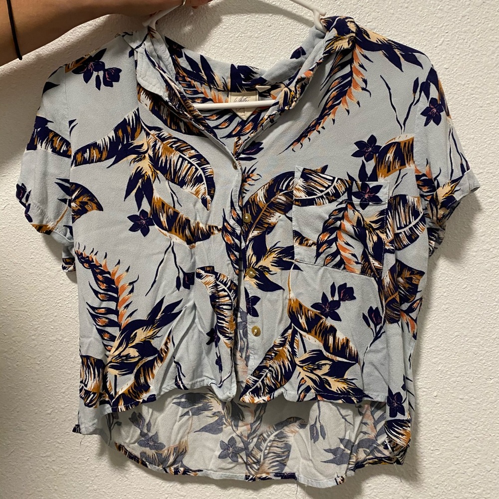Buckle tee shirt.